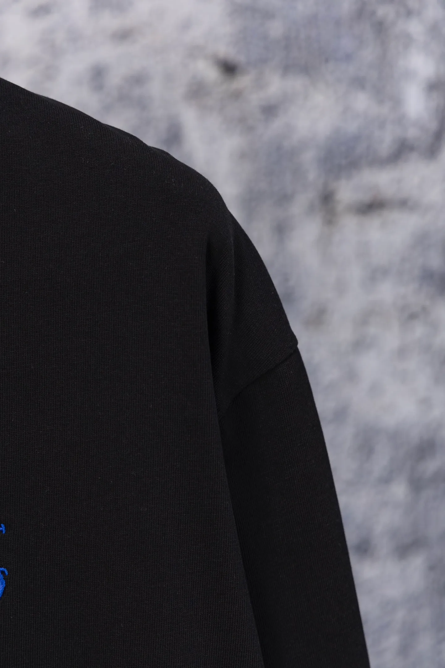 P190 Ralph Lauren solid color pony embroidered logo round neck long-sleeved T-shirt. New model on the market. 25ss. Heavy wash. The front panel is matched with a small logo and the back panel is patch-embroidered. Long-sleeved T-shirt for couples. A high-end simple style that you will never get tired of. Pocket patch embroidery is simple style. Advanced temperament. Perfect details. 💯 Classic logo logo on the upper body is super good-looking. Fabric: 300g. Size: s—xl. Color: black and white.